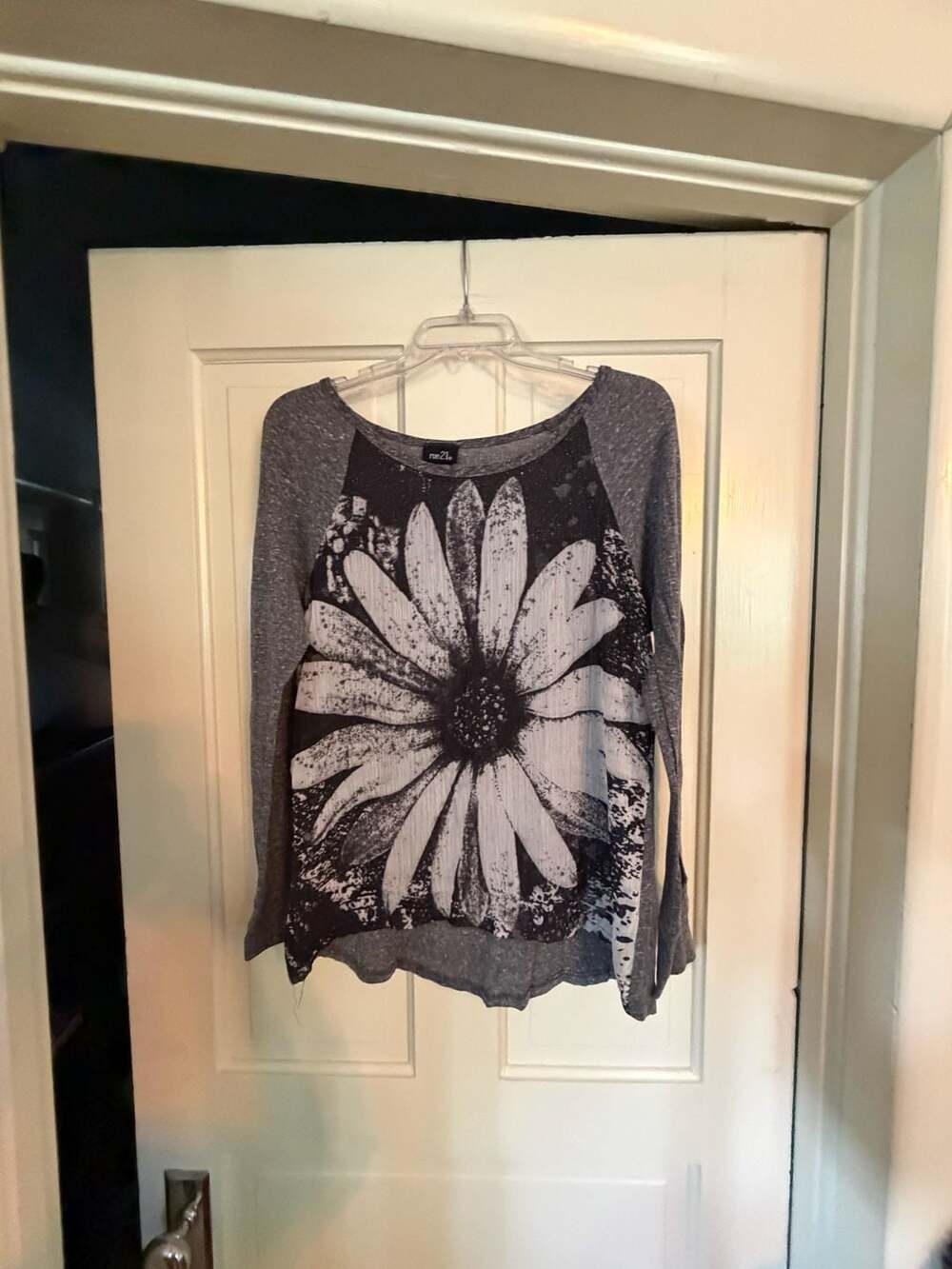 rue21 Long Sleeve Daisy Print Top Size M Gray Black White